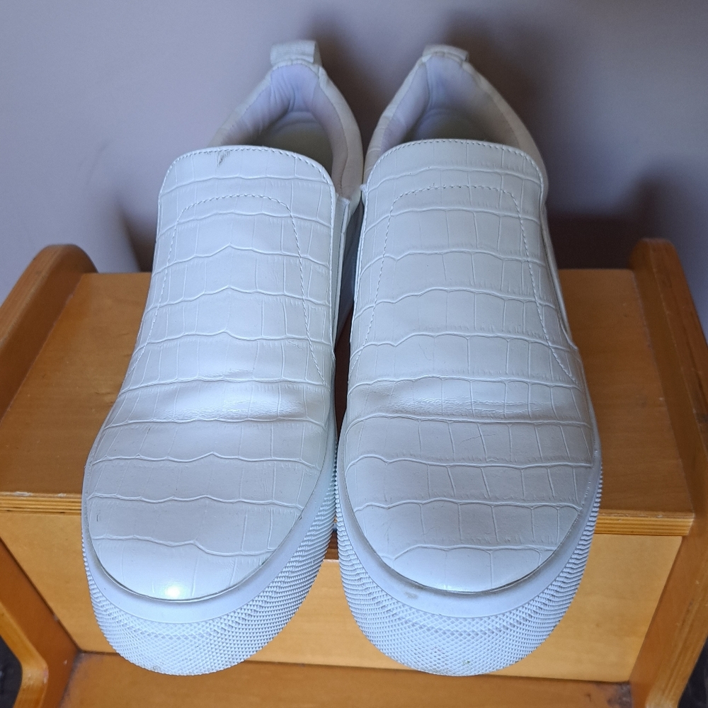 Ivory Lulus Faux Alligator Sneakers sz 8.5